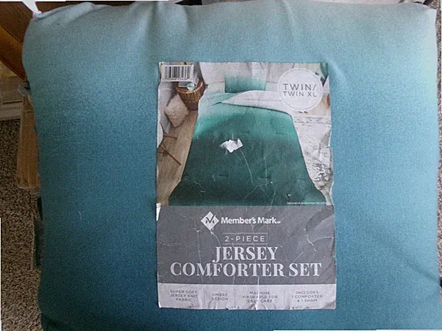 New Twin XL Comforter Set** Fades from Lt blue/green to darker blue/green #1182