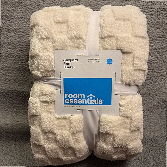 Room Essentials Plush Blanket Twin XL 66x92 White 100% Recycled Polyester New