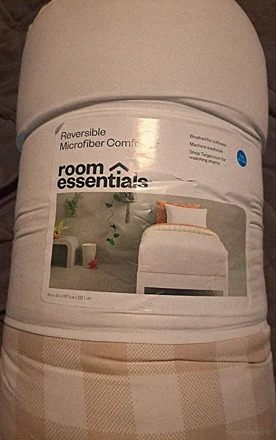 Room essentials twin xl comforter, reversable