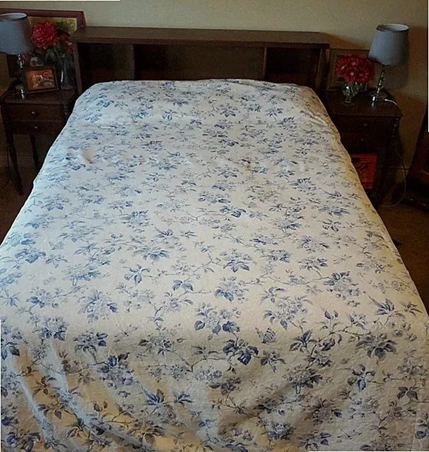 Twin XL Bed spread 100% Thick Cotton Reversible Blue White Floral Toile 67x96